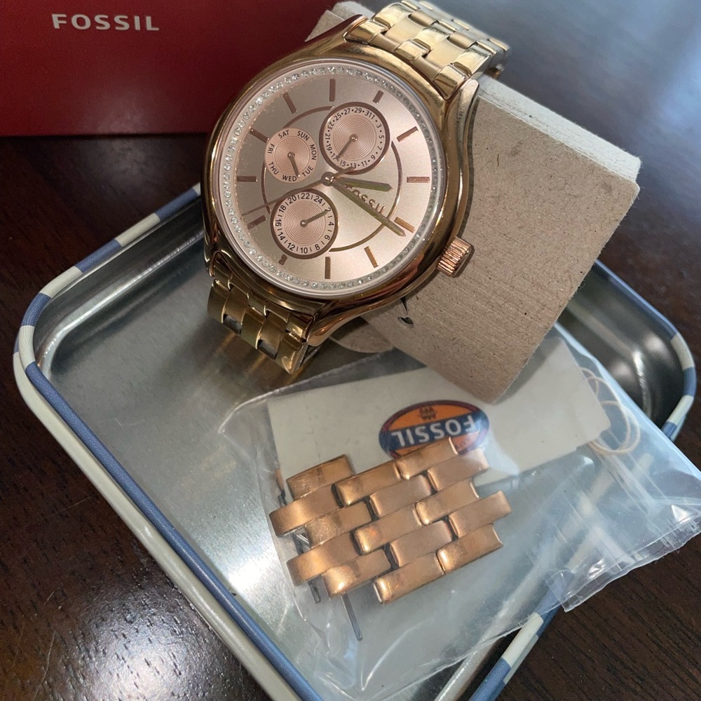 Rose Gold FOSSIL Watch - Picture 2 of 9